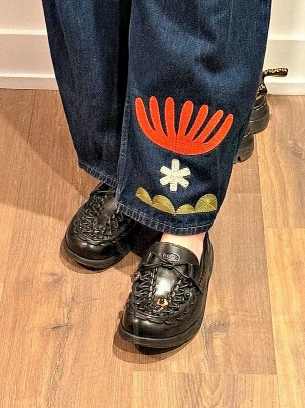 Embroidered Barrel Jeans